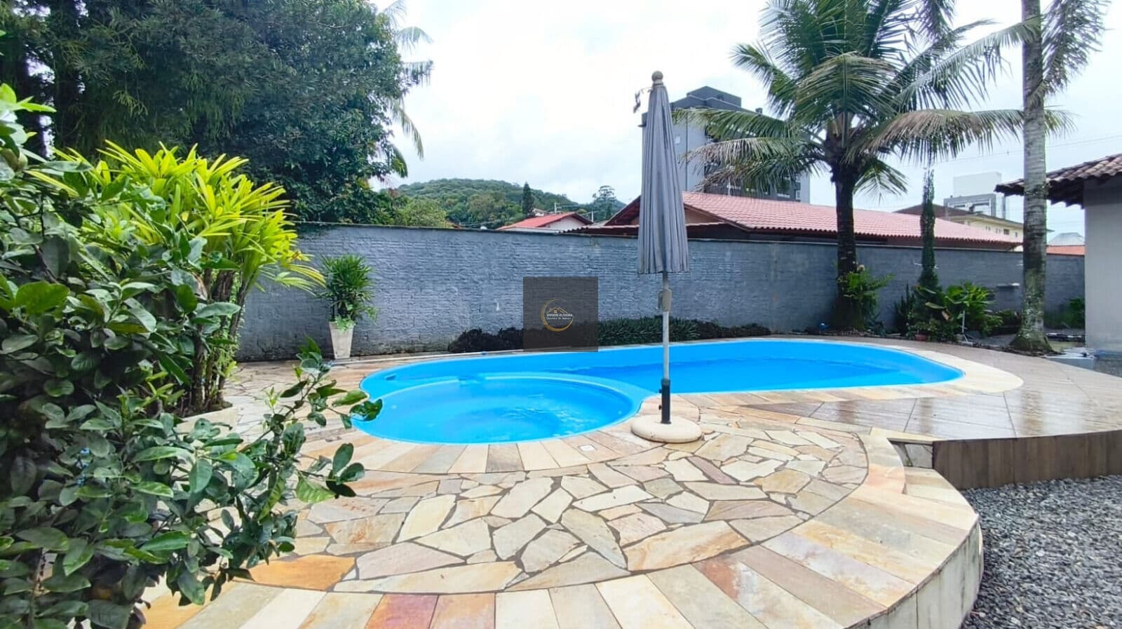 Casa com 4 quartos, piscina e amplo terreno de 885 m² no Iririú