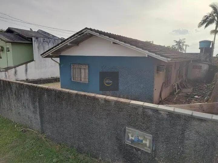 Casa em Petrópolis, Joinville/SC, com 3 dormitórios e 2 banheiros,