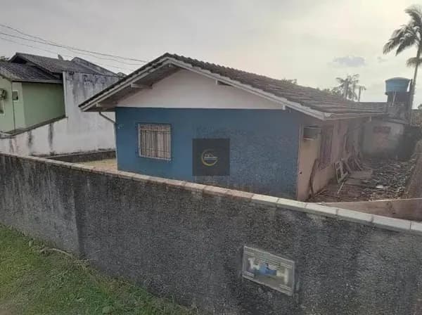 Casa em Petrópolis, Joinville/SC, com 3 dormitórios e 2 banheiros,
