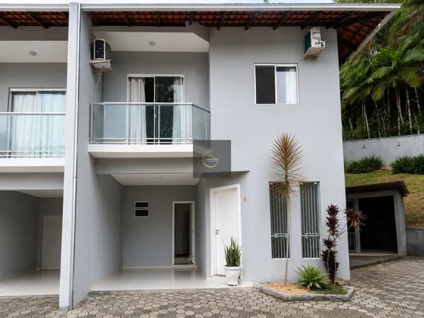 Sobrado em Condomínio Fechado com 3 Quartos, Suíte, Energia Solar e Área Gourmet no Glória