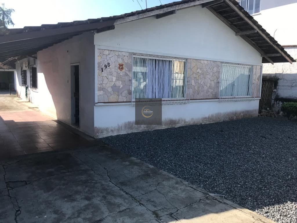 Casa no Saguaçu, com área privativa de 139m², 03 dormitórios, sendo 01 suíte.