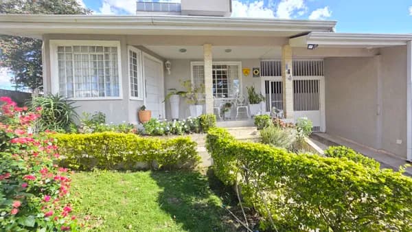 Residência Ampla e Versátil – Ideal para Moradia ou Comércio no Bairro Bacacheri