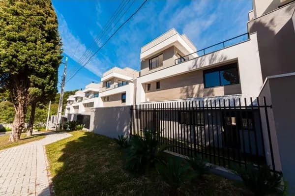 Casa em Condomínio Fechado em Santa Felicidade, 3 suítes, 2 vagas, Ático com churrasqueira