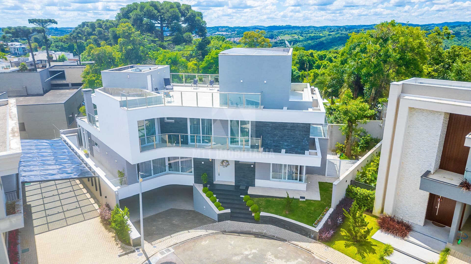 Casa Alto Padrão mobiliada em condomínio fechado 5 Suítes e 7 vagas de garagem em Curitiba