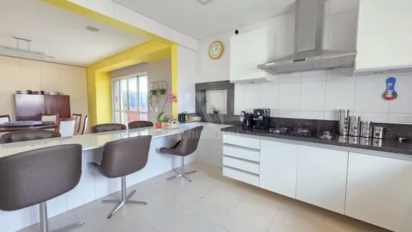 Cobertura Alto Padrão no Alto da XV, 2 Suítes e 2 Demi-suítes e 4 Vagas de garagem, os apartamentos não tem paredes com vizinhos