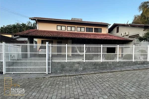 Casa Duplex com terreno livre nos fundos