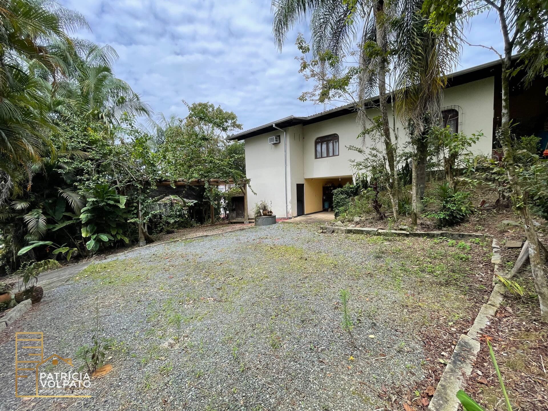 Terreno com casa duplex perto da padaria Bublitz