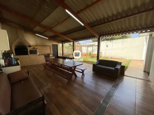 Sobrado com ponto comercial à venda no bairro Marta Helena Uberlândia.