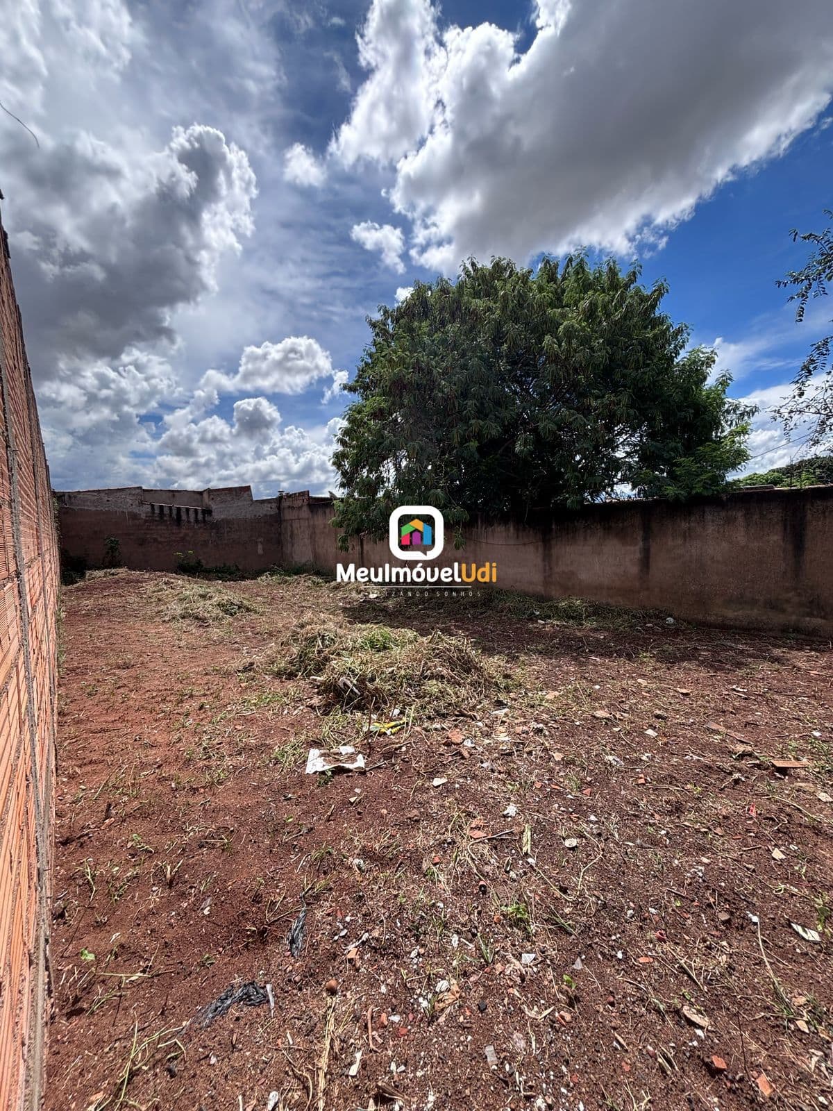 Terreno à venda no bairro Granada em Uberlândia.