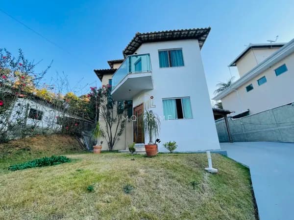 Casa Moderna em Condomínio Fechado – 3 Quartos (1 Suíte com Closet e Sacada)