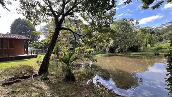 Sítio á venda Condominio Ipê Amarelo plano com riacho no fundo