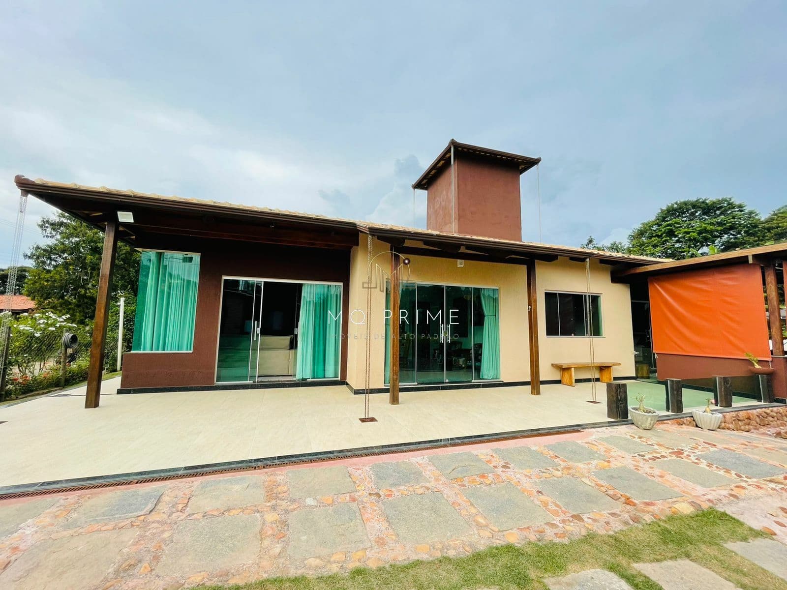 Venda – Casa em Condomínio com 4 Quartos no Solar das Palmeiras
