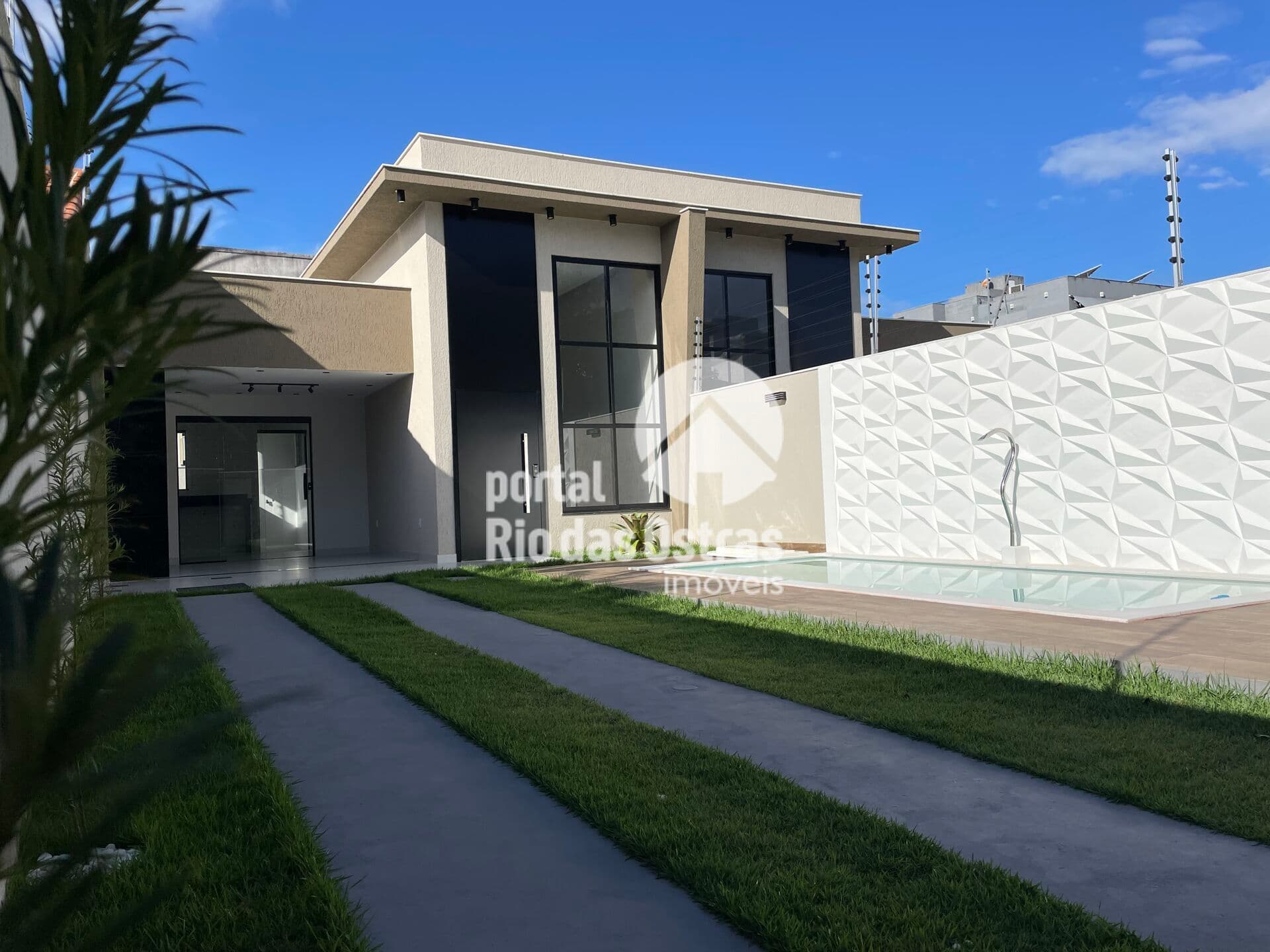 Casa linear independente com 105m², 3 quartos, piscina e quintal