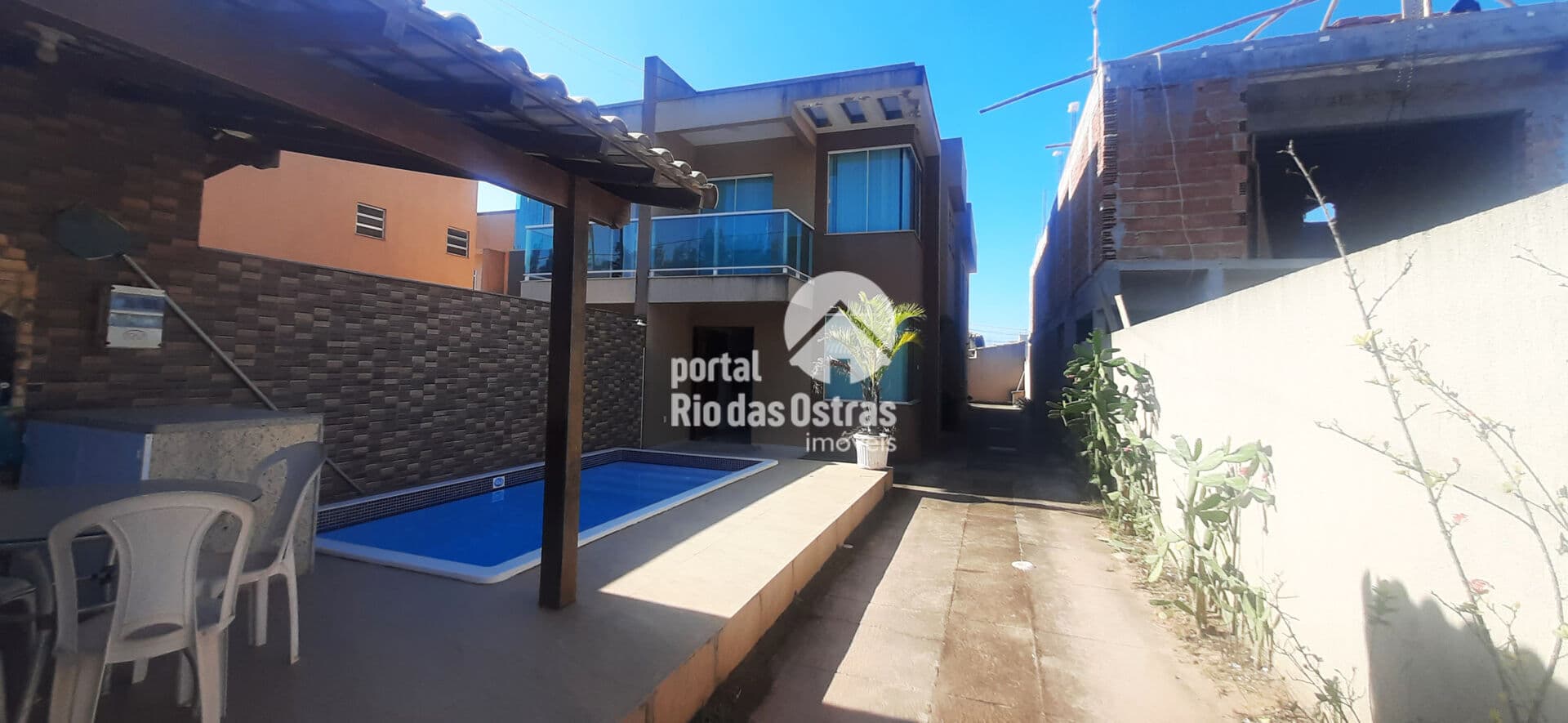 Excelente casa duplex com 4 quartos (1 no térreo), piscina e quintal