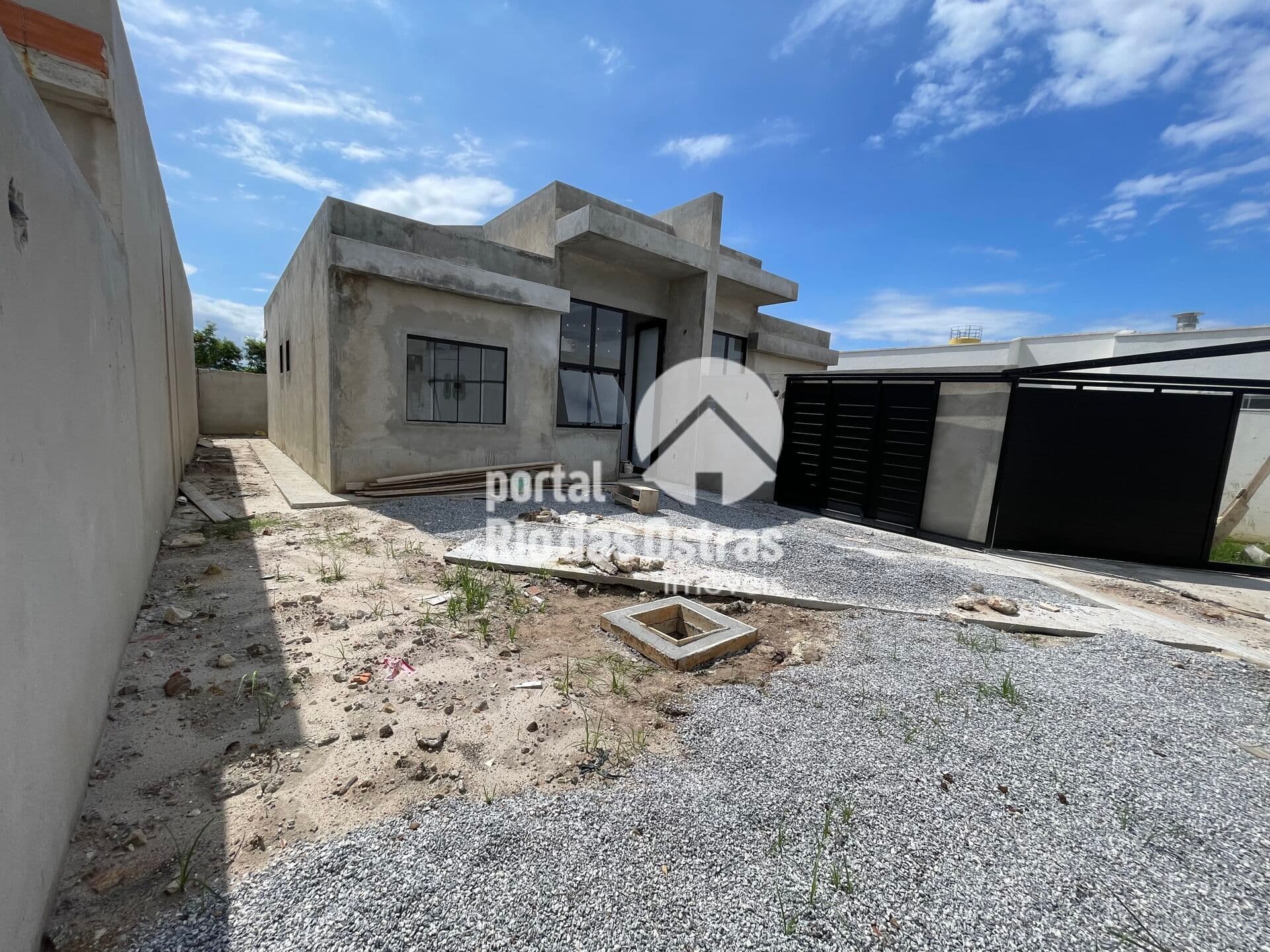 Casa linear com 2 quartos a poucos metros da rodovia