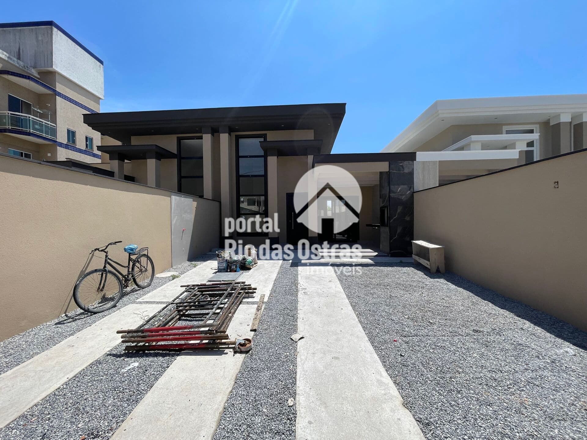 Casa Alto Padrão com 3 quartos próximo a 2 quadras da rodovia