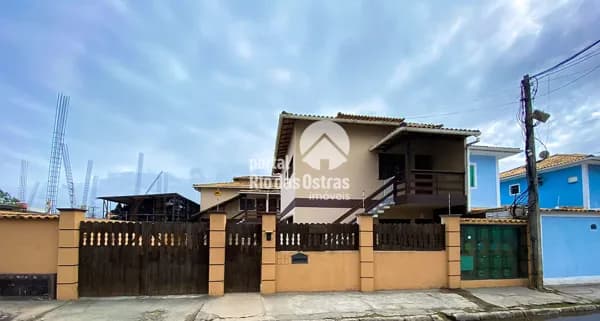 Casa térrea linear em condomínio de apenas 6 casas, próximo ao Shopping Plaza Rio das Ostras, Atacadão e Rodovia.