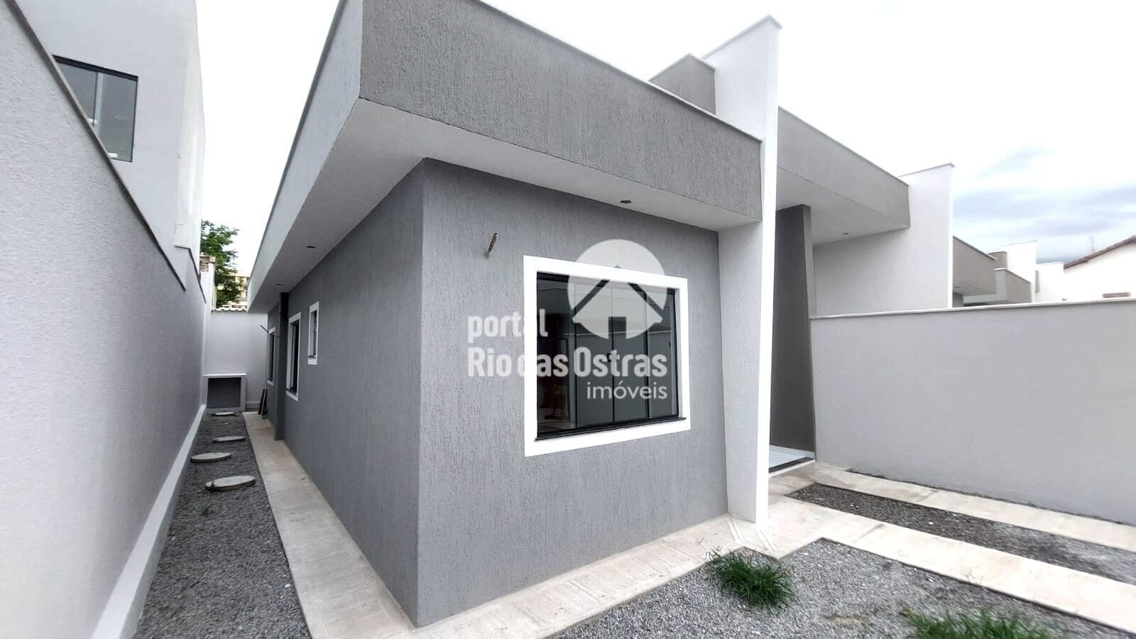 Casa linear com estrada independente, 3 quartos e quintal