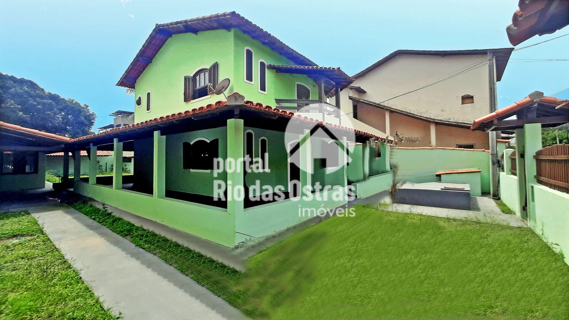 Casa duplex com 318m2 em centro de terreno de 525m2, 4 quartos, quintal, sauna, canil. Excelente localização