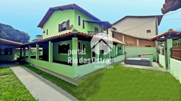 Casa duplex com 318m2 em centro de terreno de 525m2, 4 quartos, quintal, sauna, canil. Excelente localização