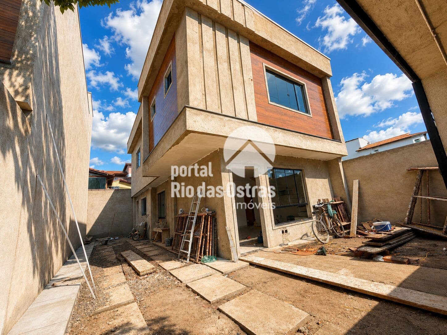 Casa duplex com 3 quartos na quadra da rodovia