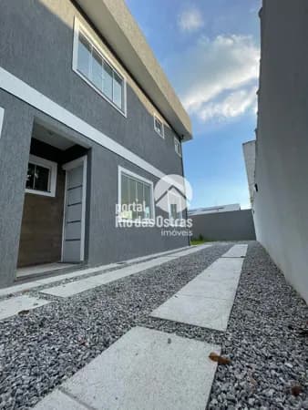 Casa triplex com 2 suítes e terraço