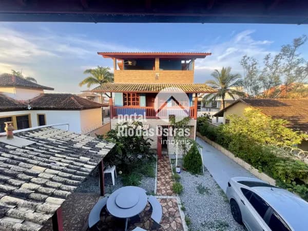Casa triplex com 238m² de área construída em terreno de 360m²a poucos passos da Praia de Costazul
