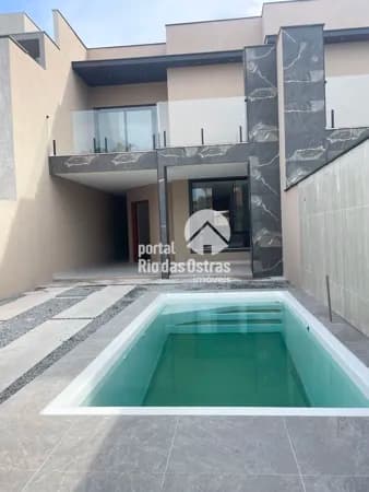 Casa duplex a 2 quadras da praia de Costazul com 3 suítes e piscina