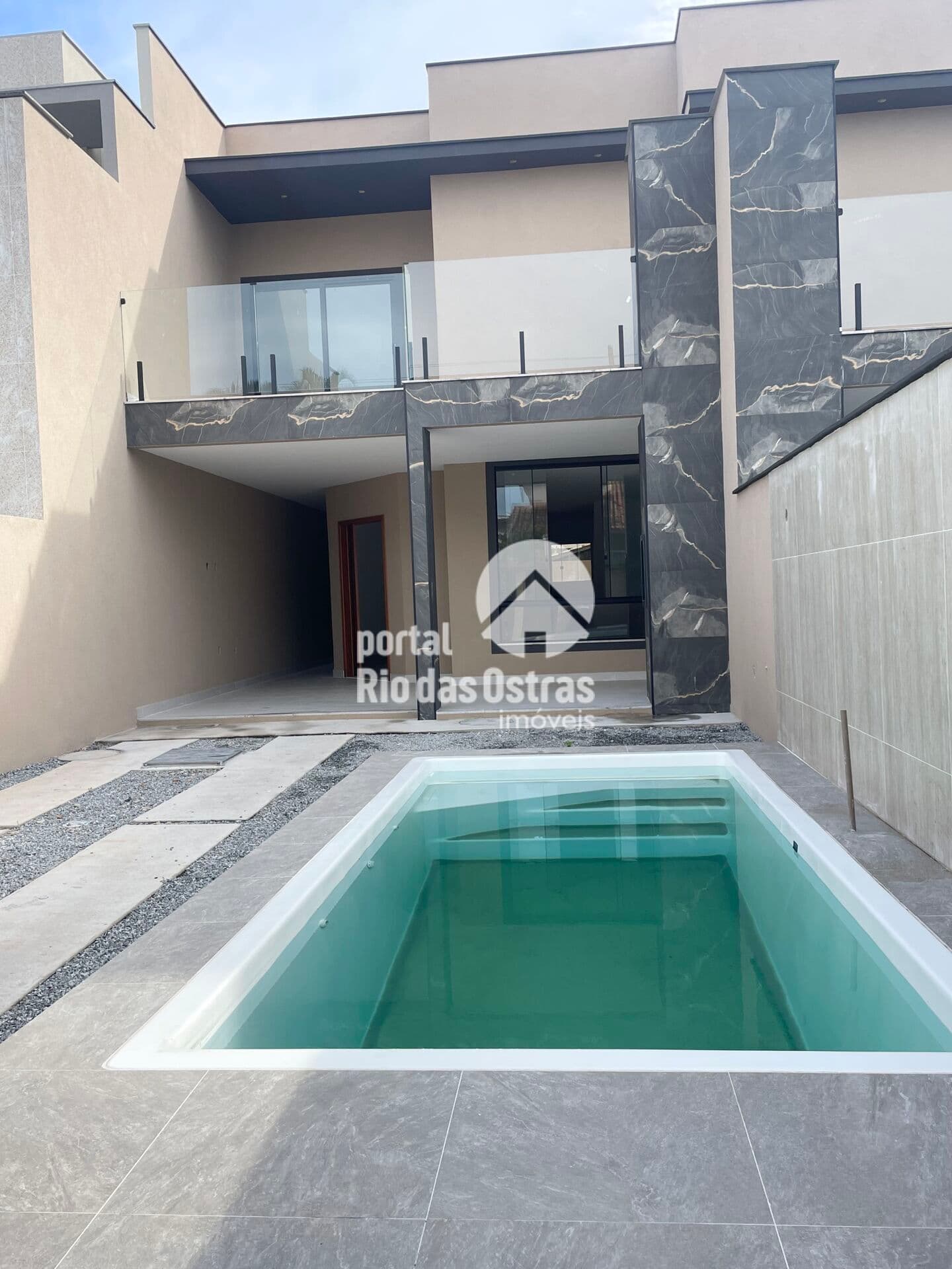 Casa duplex a 2 quadras da praia de Costazul com 3 suítes e piscina