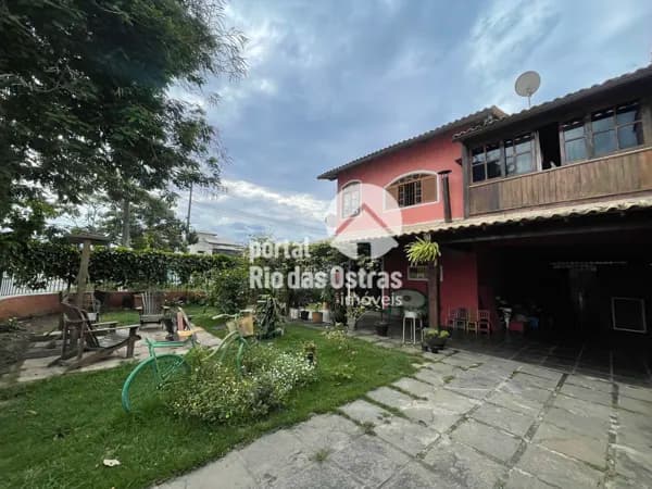 Casa Duplex com 4 quartos e quintal grande próximo a praia e comércios