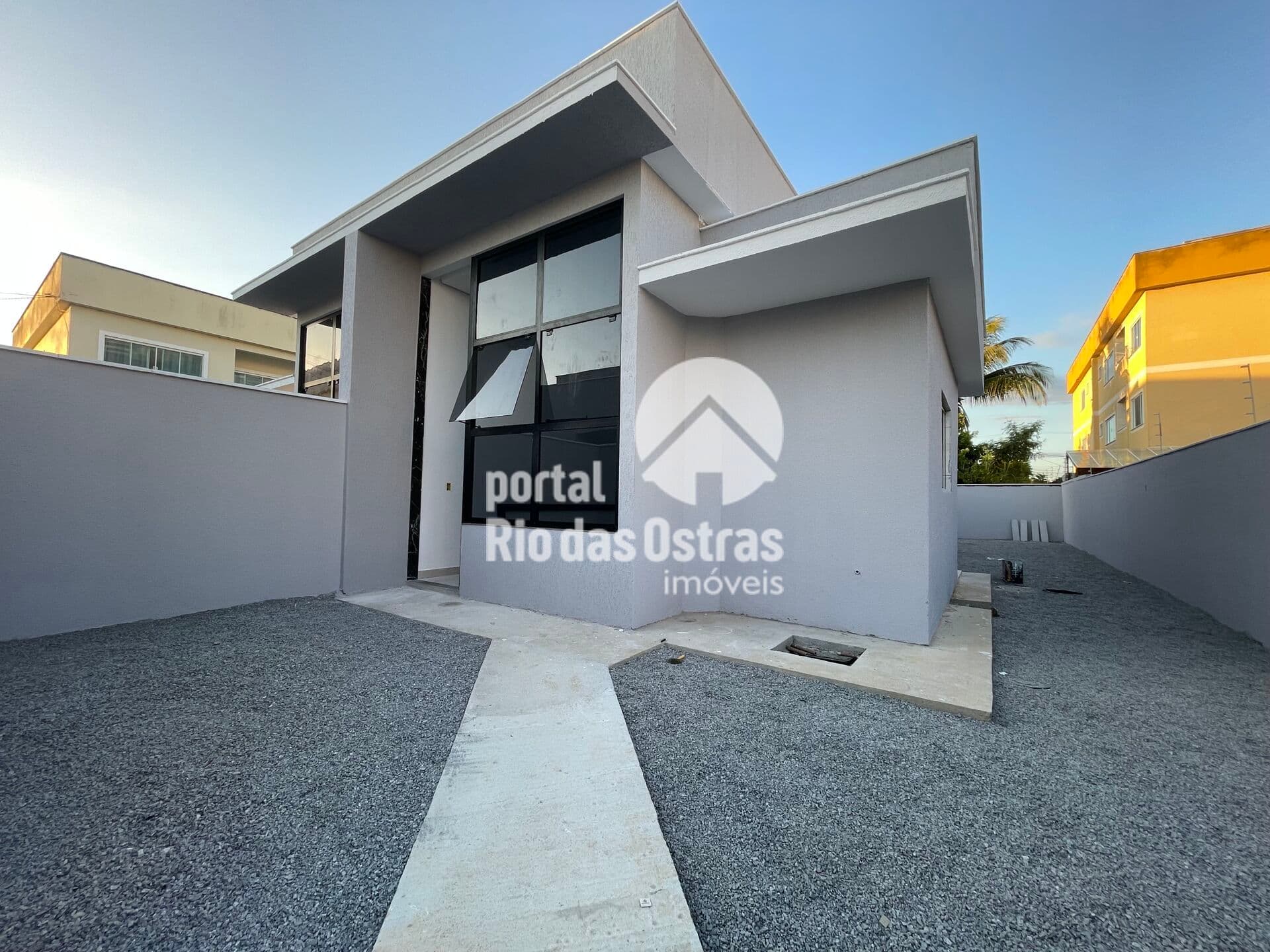 Casa linear com 3 quartos e quintal bem grande