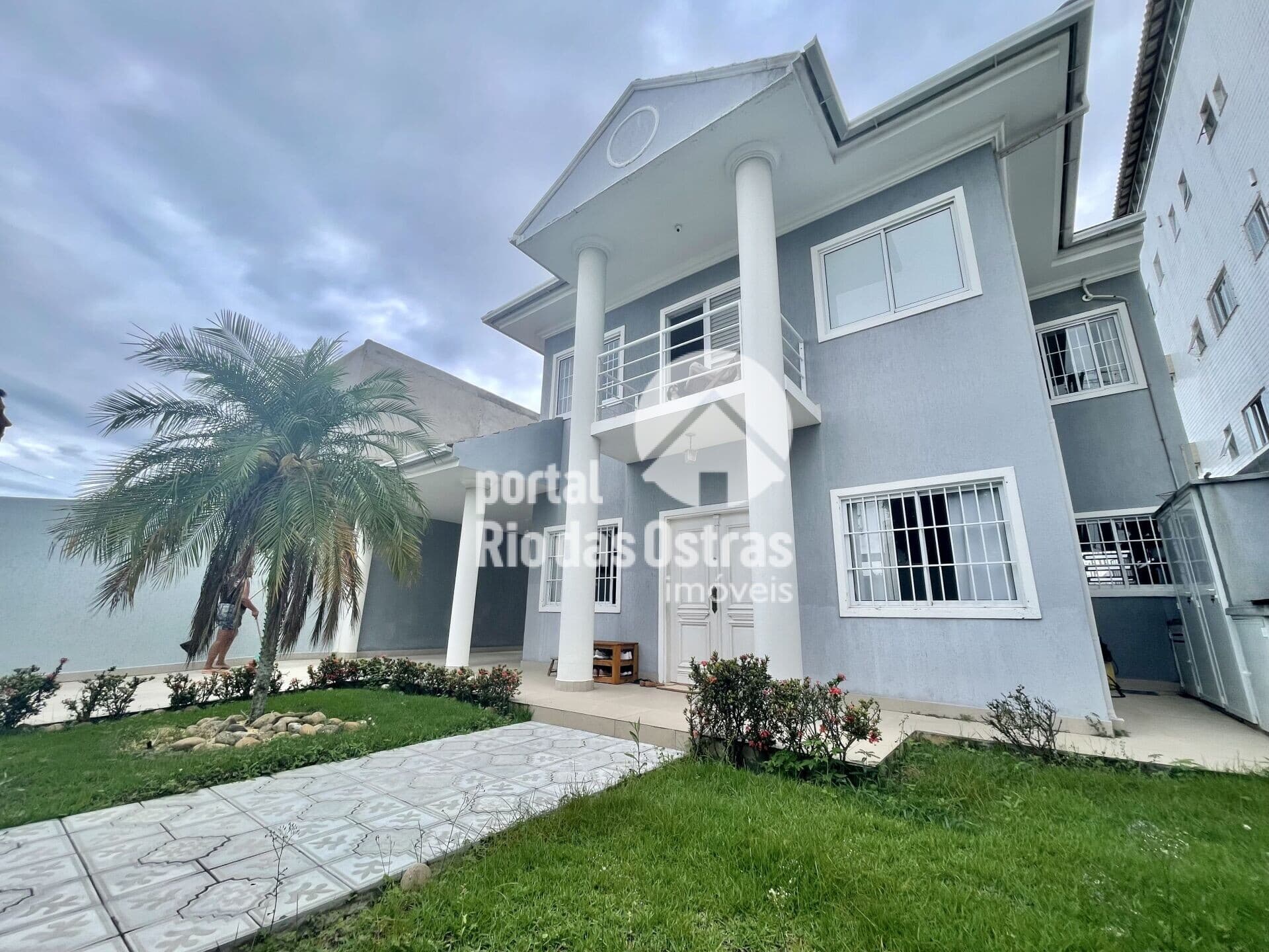 Espetacular casa duplex independente com uma área construída de 185m² em terreno de 360m²