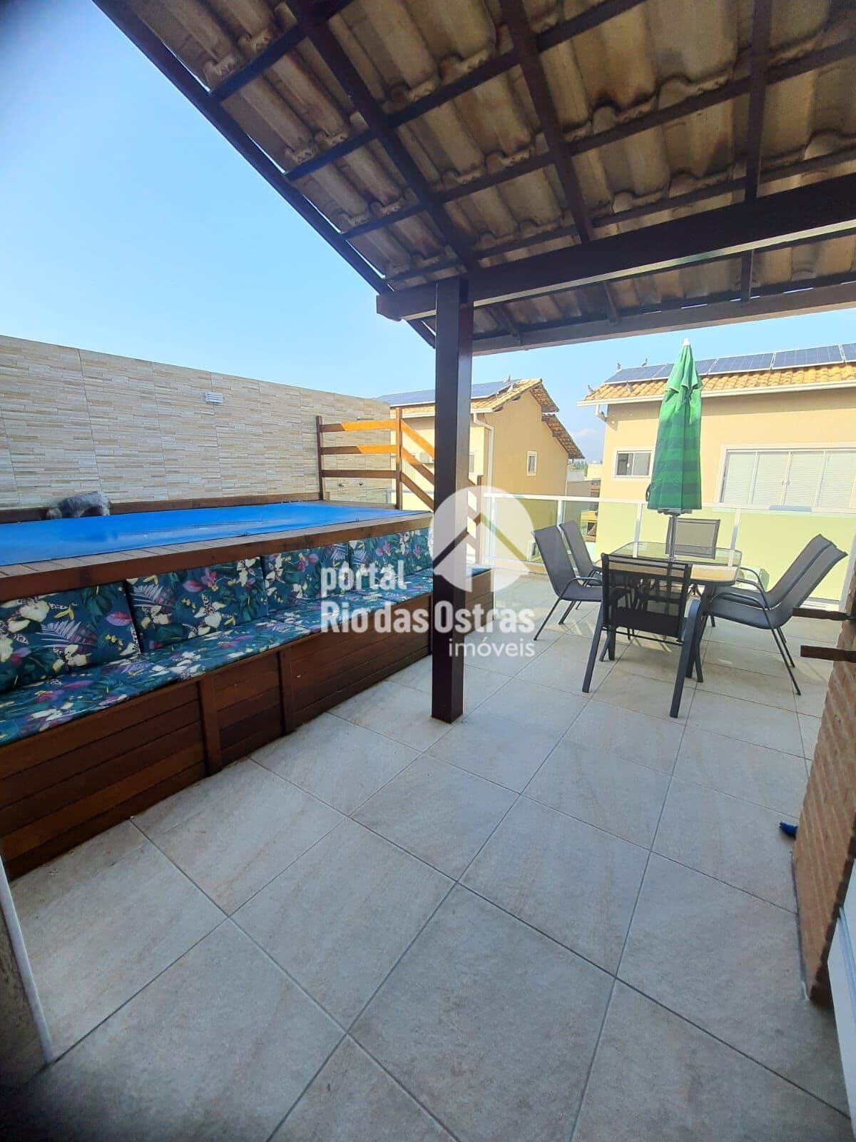 Excelente triplex de 3 quartos, sendo 3 suítes, piscina e hidromassagem.