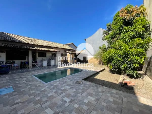 Casa linear com 3 quartos, piscina e quintal bem grande