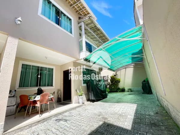 Casa duplex com 3 quartos, área privativa e 2 vagas de garagem em Costazul
