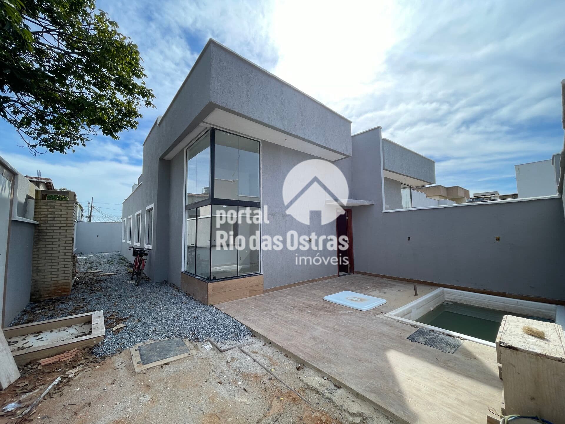 Casa linear com 3 quartos, piscina e quintal