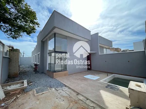 Casa linear com 3 quartos, piscina e quintal