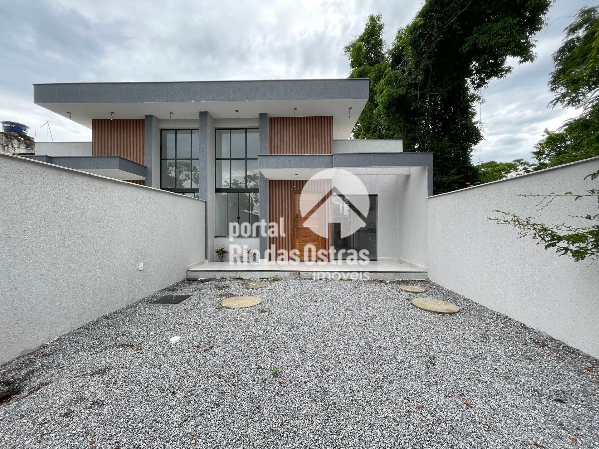 Casa Alto Padrão com 97m² em terreno de 180m², com 3 quartos e quintal