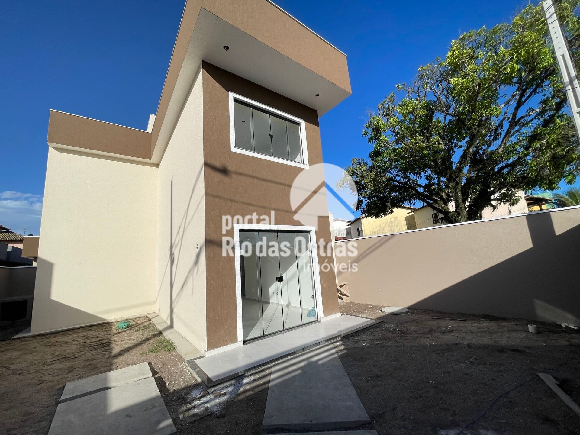 Casa duplex não geminada com 3 quartos e quintal grande, na quadra da rodovia