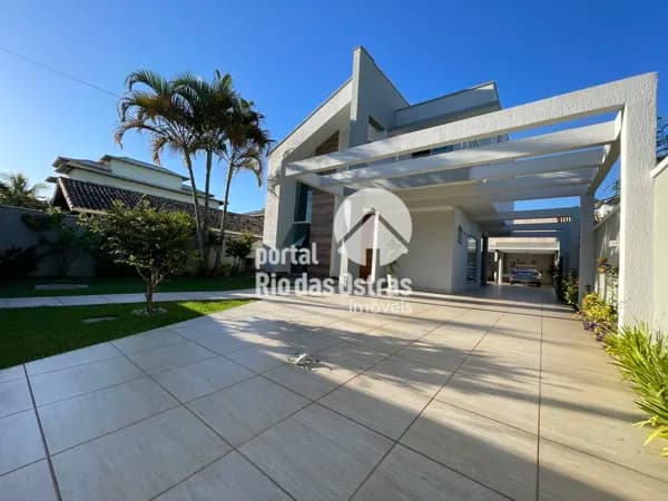 Casa de alto padrão em terreno de 360² próximo a Praia de Costazul