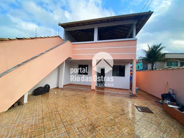 Excelente casa linear de 2 quartos (uma suíte), independente (não geminada) com amplo terraço e 110m² de área construída.