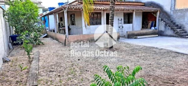 Casa Linear, toda independente, em centro do terreno de 392m2. 2 quartos (1 suíte), sala ampla com varandão em L
