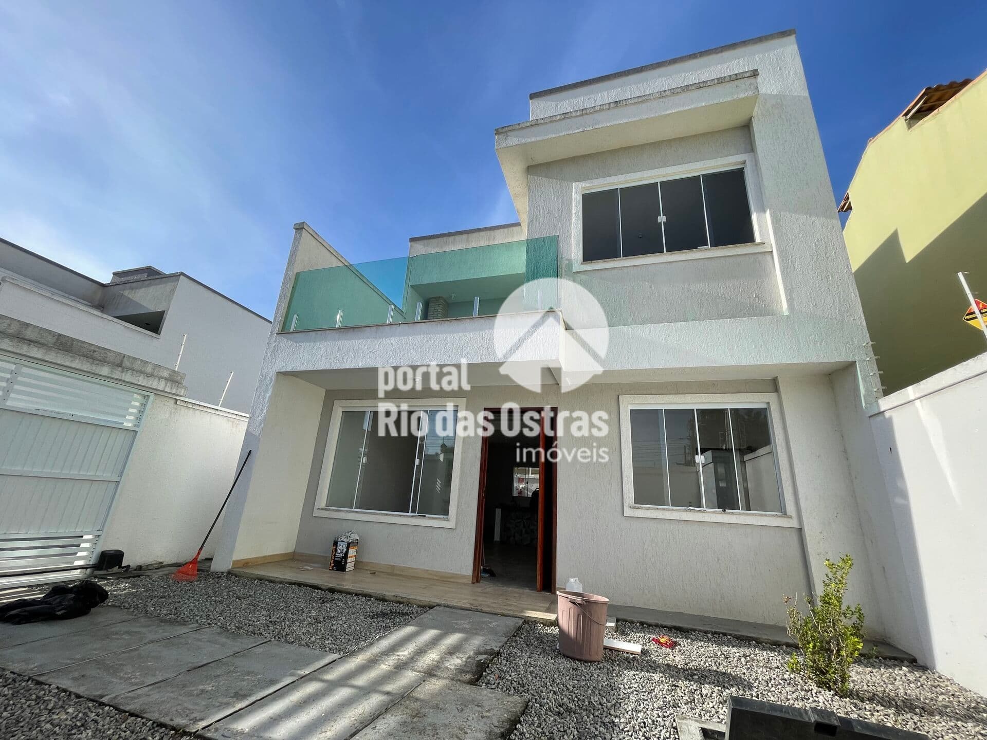 Casa Duplex com 3 suítes a poucos metros da Praia de Costazul