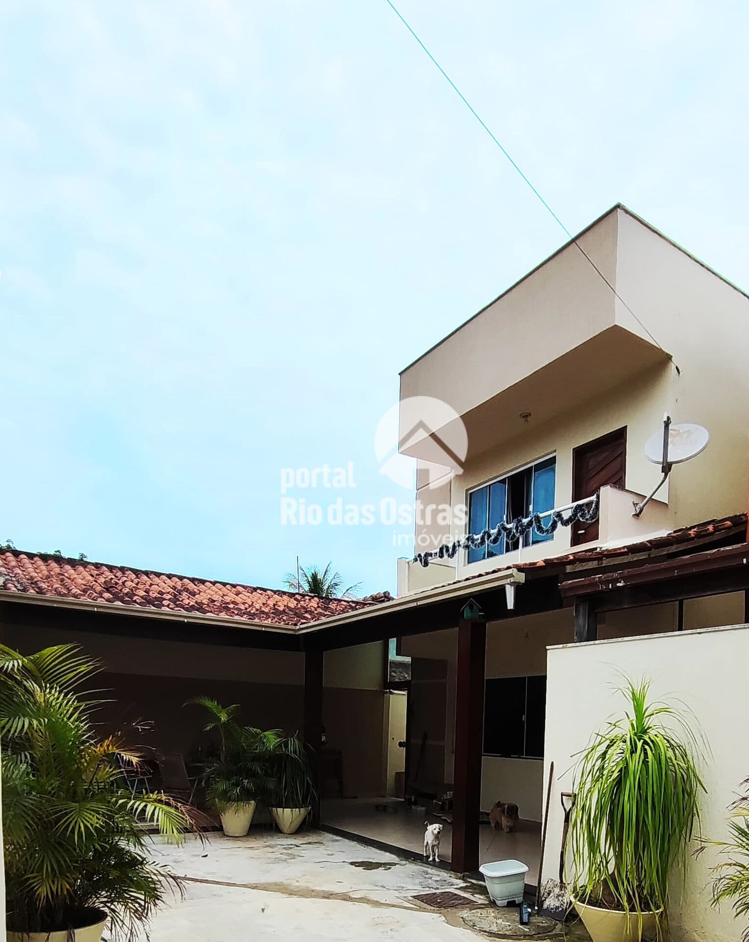 Excelente casa duplex, não geminada com 116m² de área construída.