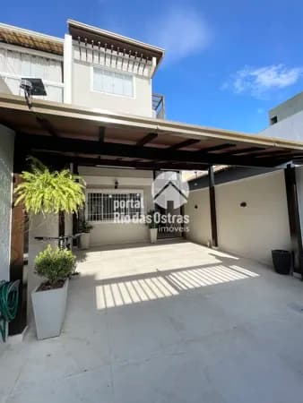 Charmosa casa triplex com 3 suítes a poucos metros da rodovia