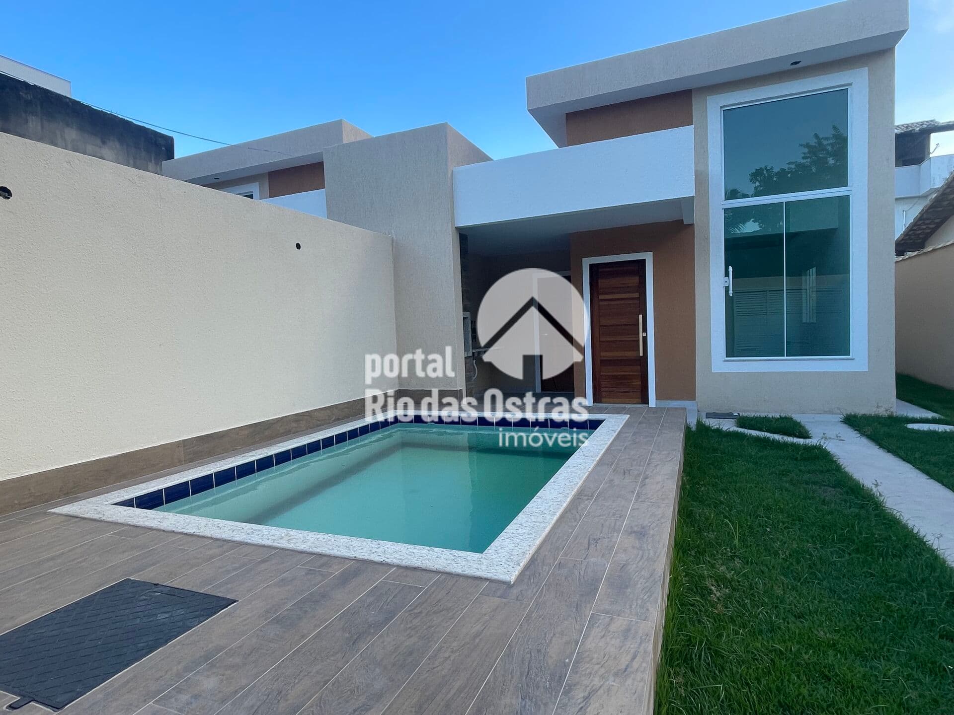Casa linear com 3 quartos piscina e 2 vagas de garagem