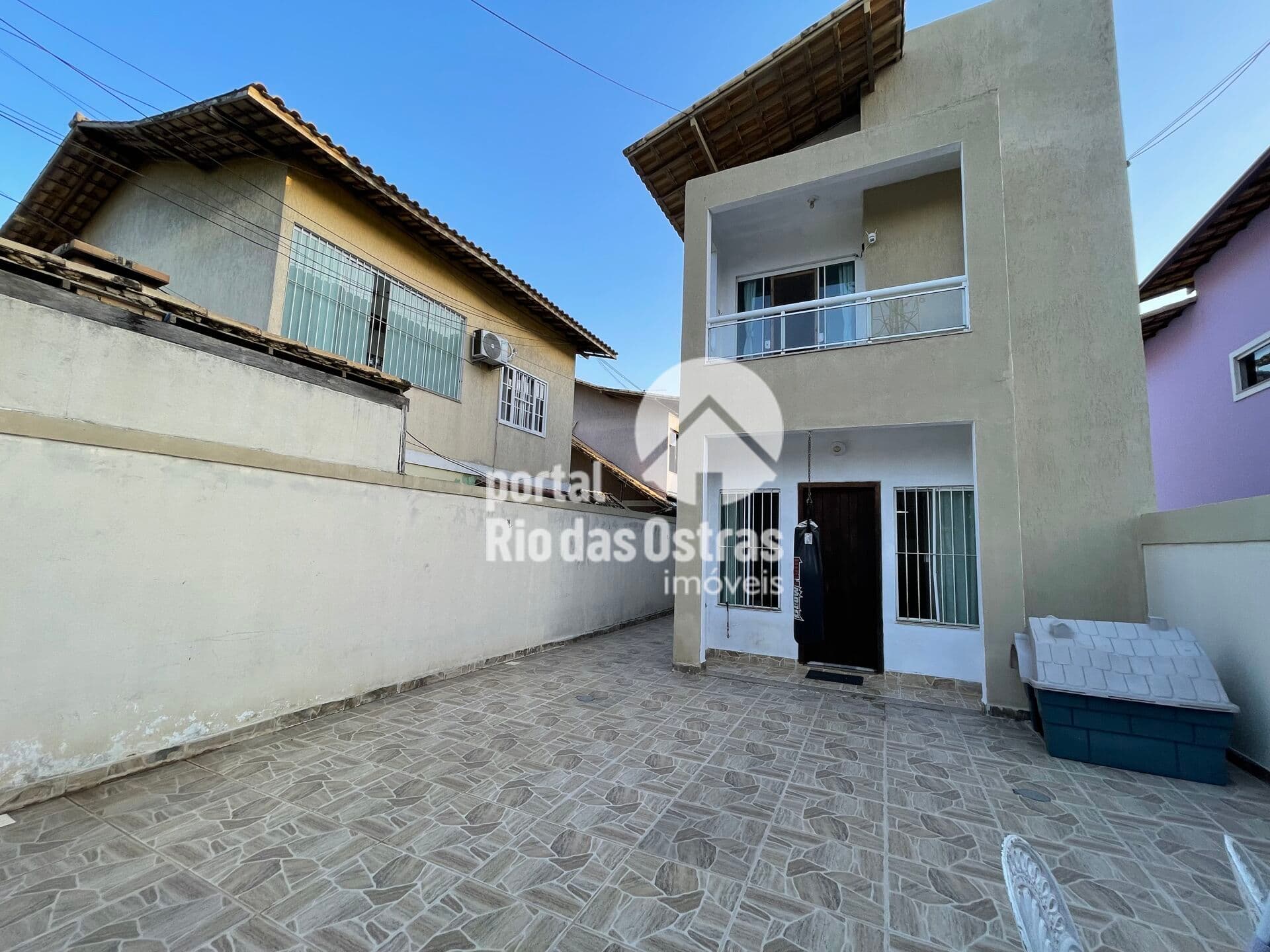 Casa duplex não geminada com 2 suítes e amplo quintal