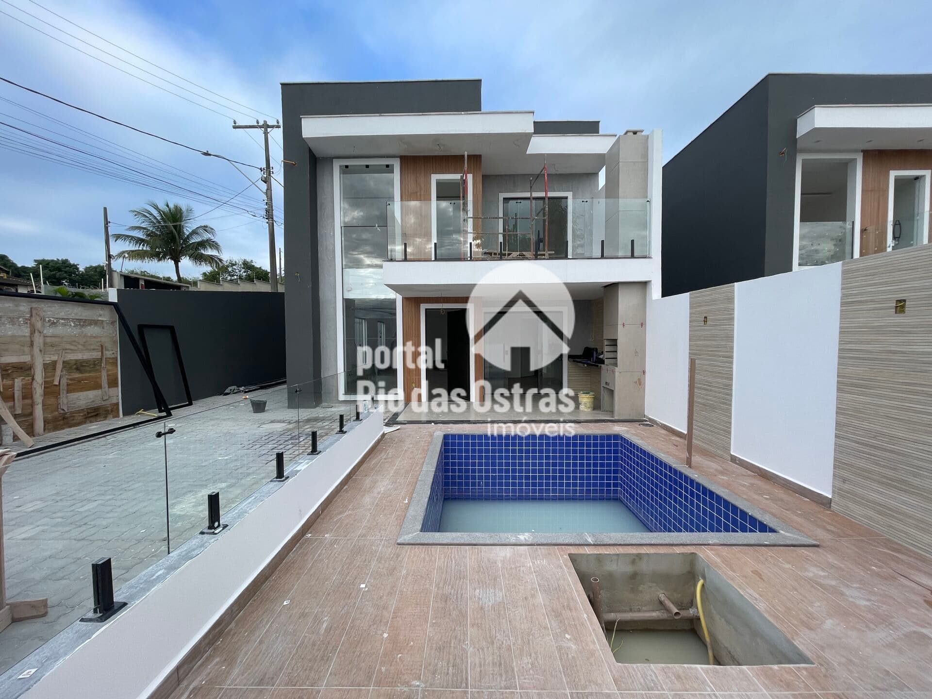 Casa Alto Padrão com 140m², 3 quartos, piscina, garagem para 2 carros