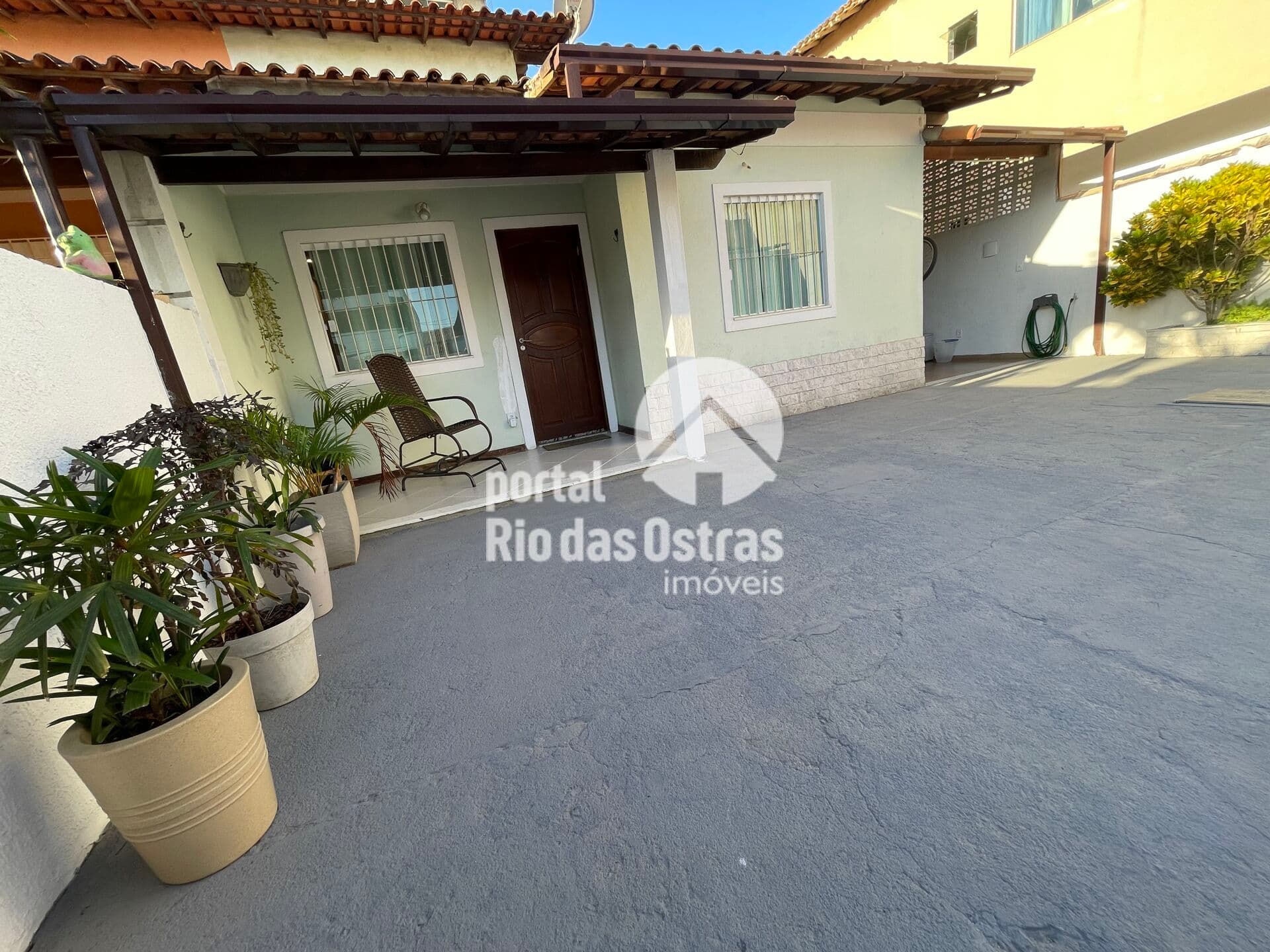 Casa linear com 2 quartos, quintal espaçoso e sistema de energia solar