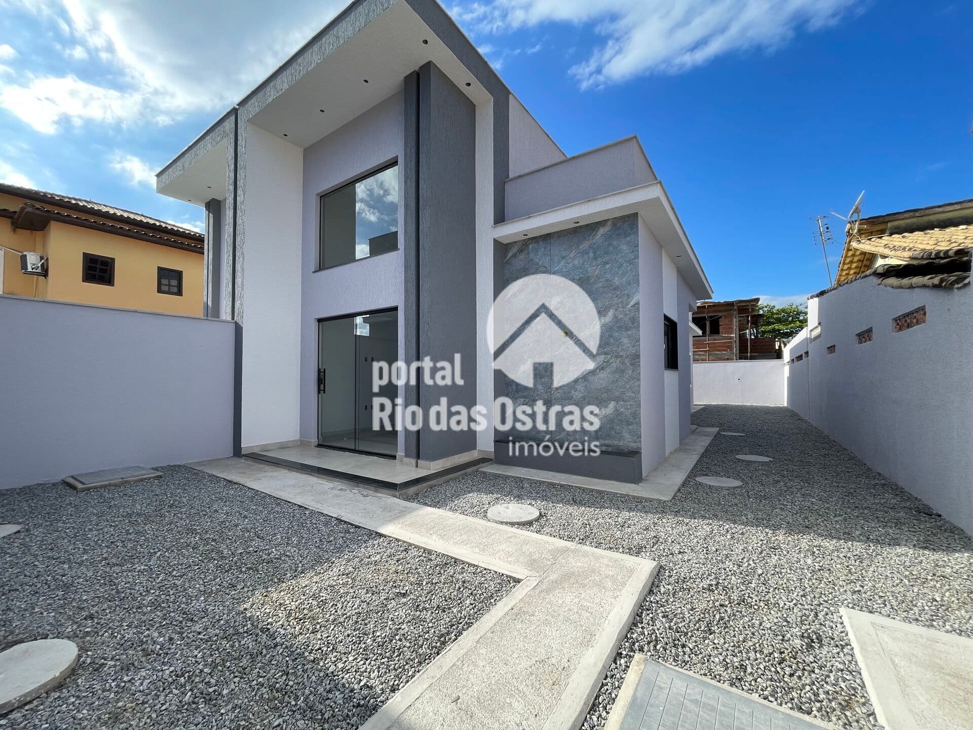 Casa linear não geminada com 3 quartos e quintal bem grande na quadra da rodovia